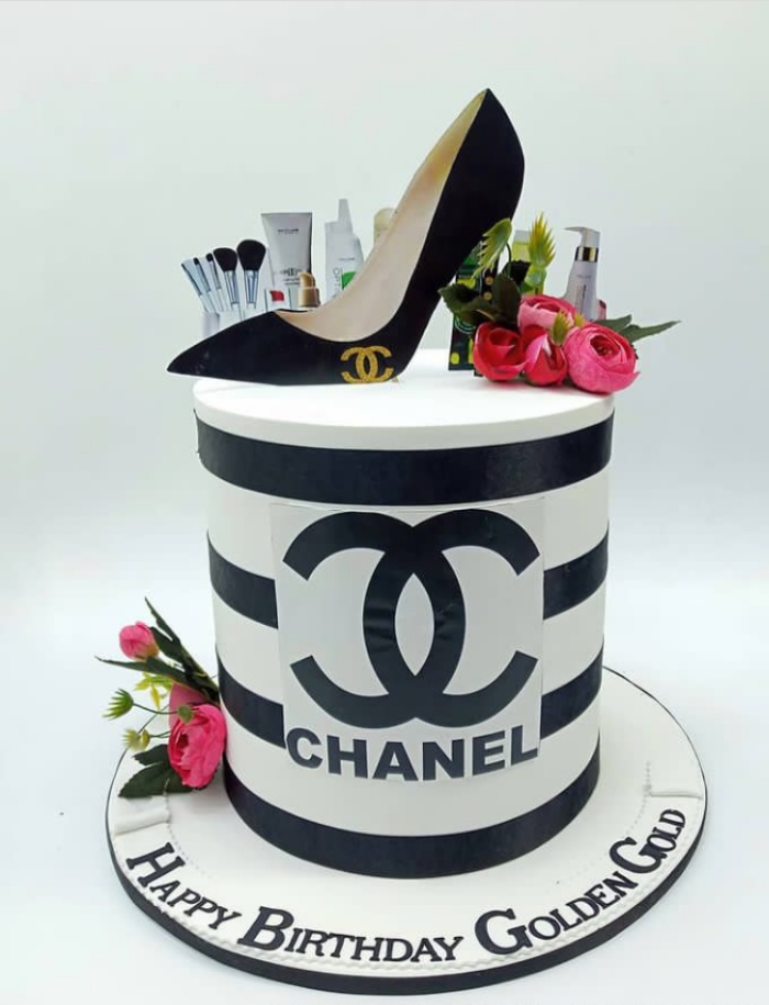 Buy Born to Shop Lady Theme Fondant Cake Online in Delhi NCR : Fondant Cake  Studio